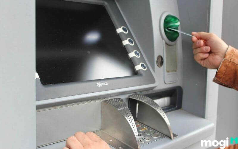 Rút tiền khác ngân hàng tại cây ATM