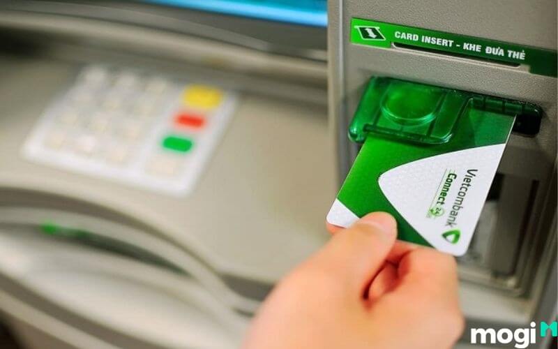 Vietcombank cho phép rút tiền khác ngân hàng với hạn mức lên đến 100 triệu đồng/ngày.