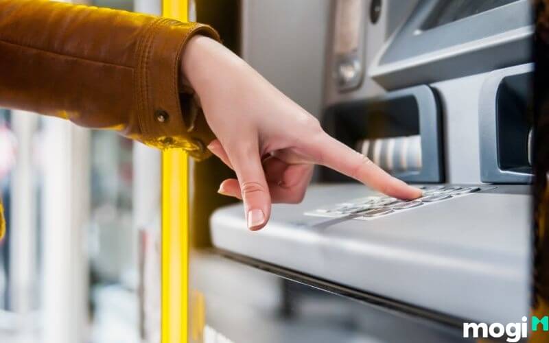 Cách rút tiền ATM khác ngân hàng rất đơn giản, ai cũng thực hiện được.