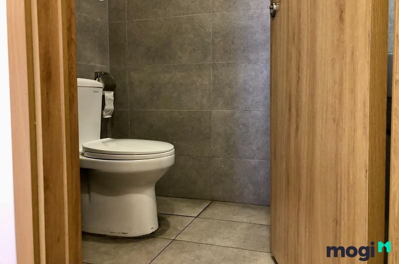 Nhà tắm, nhà vệ sinh chung cho 6-8 người thường sẽ hơi bất tiện vì phải đợi đến lượt