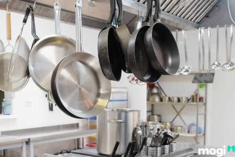 Cách sắp xếp nhà bếp gọn gàng sạch sẽ: Trang bị móc, giá treo.
