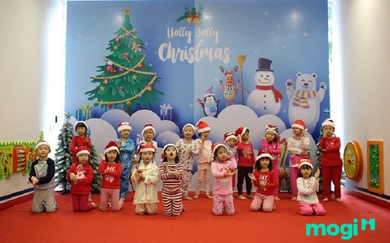 Trang trí Noel cho lớp học kết hợp cùng những trò chơi sáng tạo