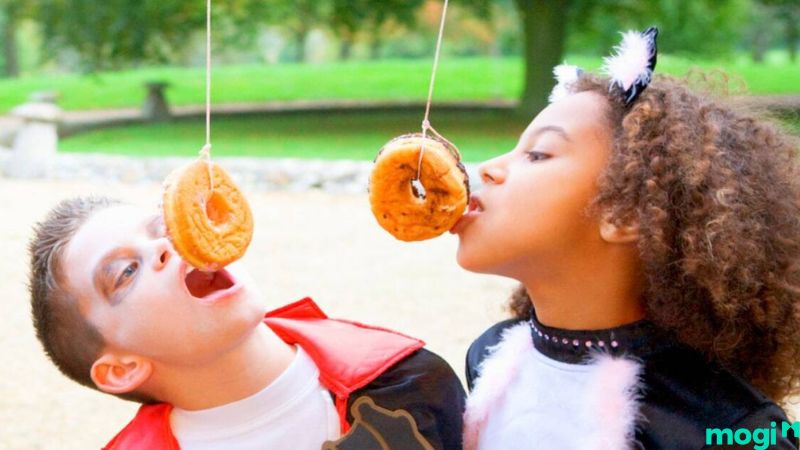 Trò chơi Halloween: Ăn bánh donut