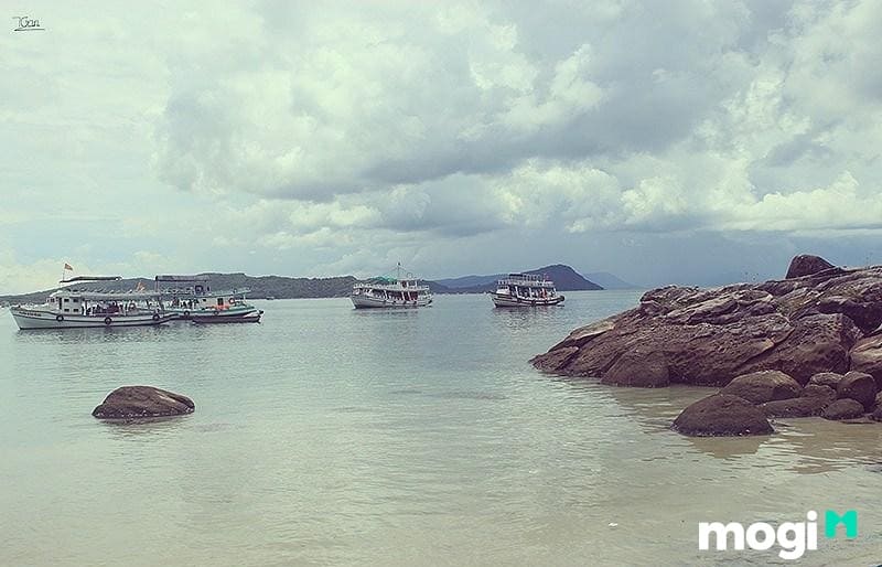 Bạn có thể thuê thuyền và di chuyển từ bãi Khem đến giếng Tiên