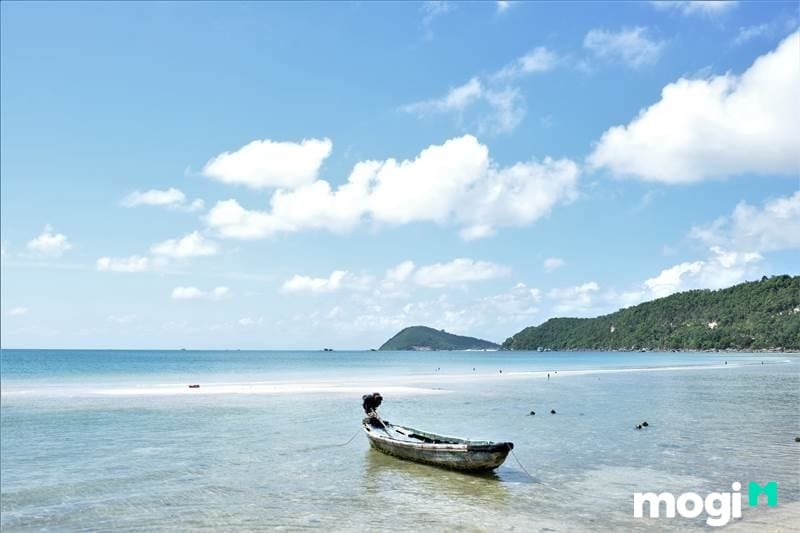 Bãi biển ở gần giếng Tiên Phú Quốc rất đẹp, hoang sơ, nước trong xanh