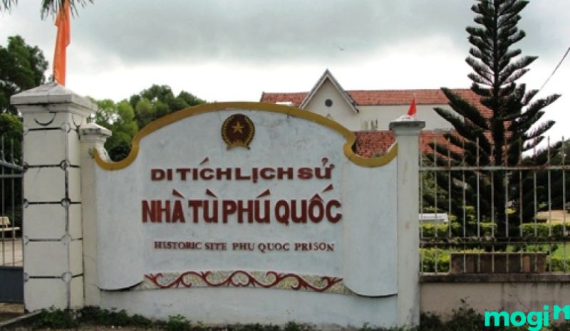 Nhà tù Phú quốc nằm ở phía Nam cách 28km trung tâm huyện Đông Dương