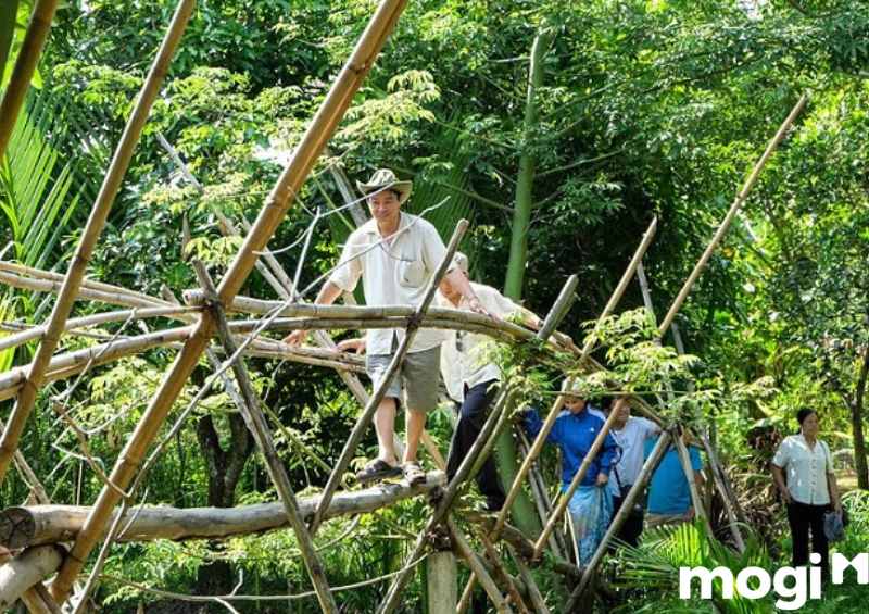 Khi bước lên cầu khỉ, du khách sẽ cảm nhận được sự hồi hộp và mạo hiểm nhẹ nhàng len lỏi trong từng cây tre