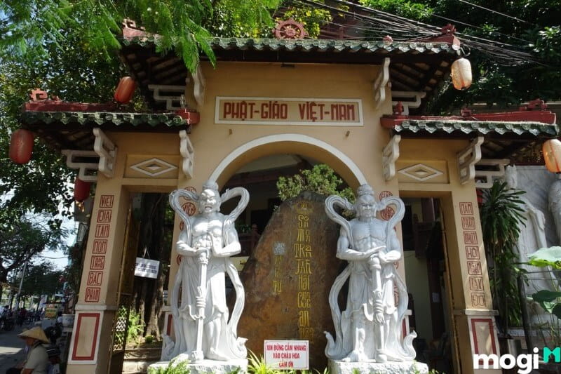 Cổng Tam quan tại chùa