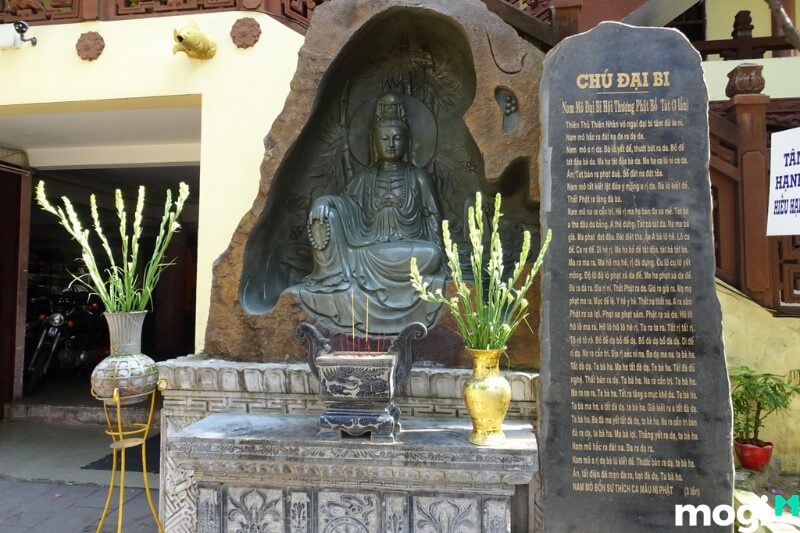 Khuôn viên chùa Phật Học Cần Thơ xanh mát nhiều tượng Phật linh thiêng.