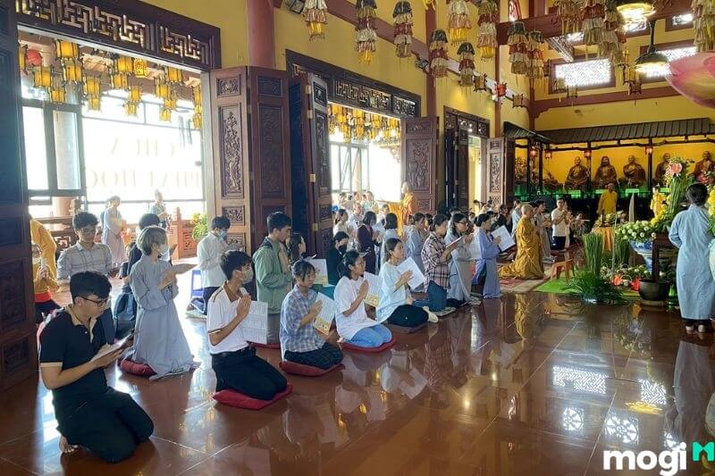 Buổi đọc kinh cầu khấn ở chùa Phật Học Cần Thơ