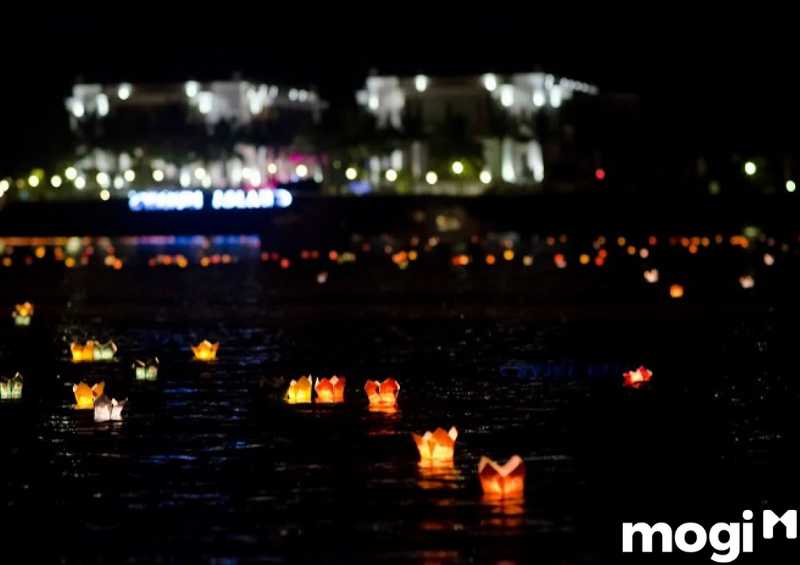 Lễ thả hoa đăng ở Tháp Bà Ponagar Nha Trang được diễn ra vào những đêm rằm tháng bảy âm lịch mỗi năm