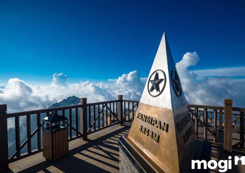 Đỉnh núi Fansipan được coi là "Ngọn núi mái nhà của Đông Nam Á"