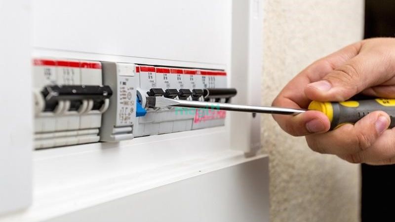 Cần kiểm tra các thiết bị điện trong nhà xem ngôi nhà có được cung cấp đủ ánh sáng không?