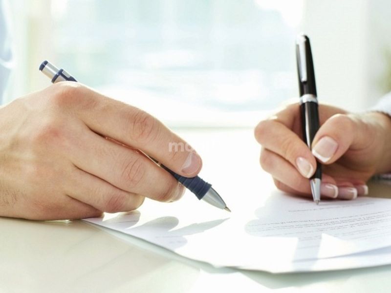 Đọc hợp đồng và các điều khoản một cách cẩn thận trước khi ký tên