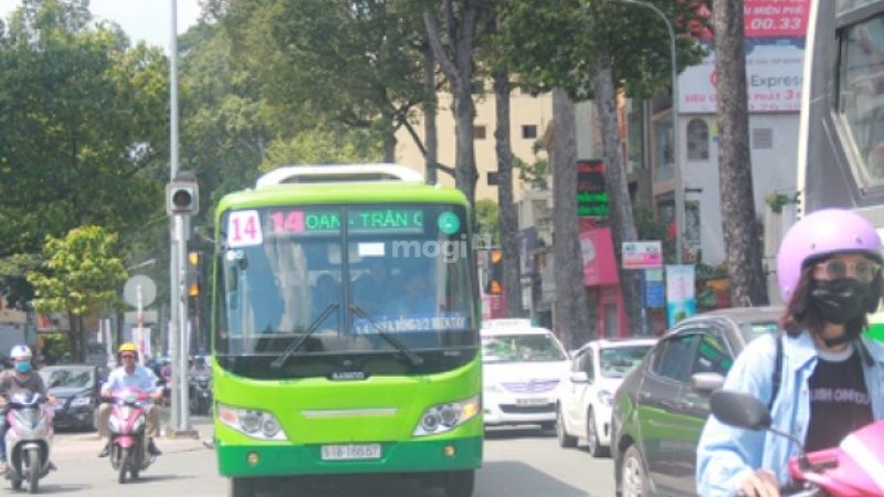 Các nhà gas, bến xe bus gần vòng xoay