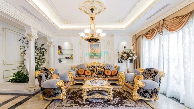 Đồ nội thất mạ vàng nổi bật giữa tường trắng của phòng khách biệt thự 