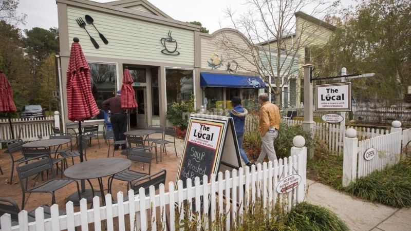 Hàng rào bê tông giả gỗ nổi bật, thu hút khách hàng đến quán cafe