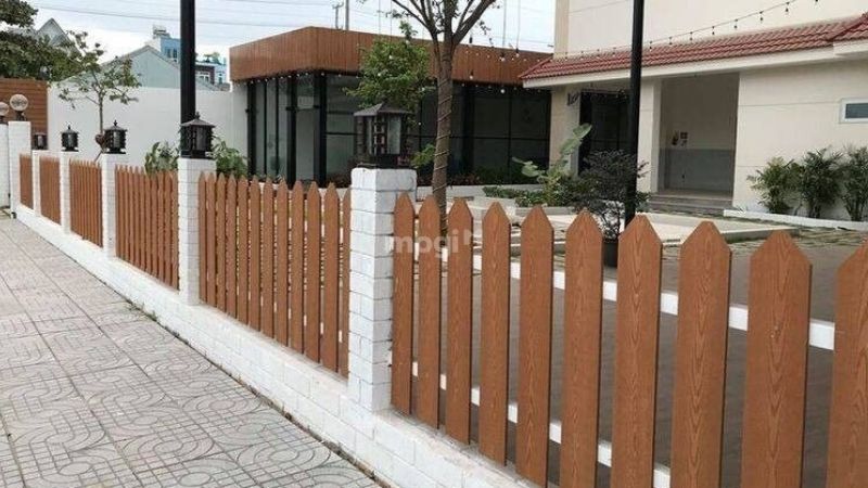 Hàng rào gỗ kết hợp với tường gạch độc đáo
