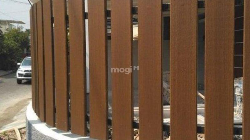 Sử dụng gỗ nhân tạo để trang trí hàng rào quán cafe