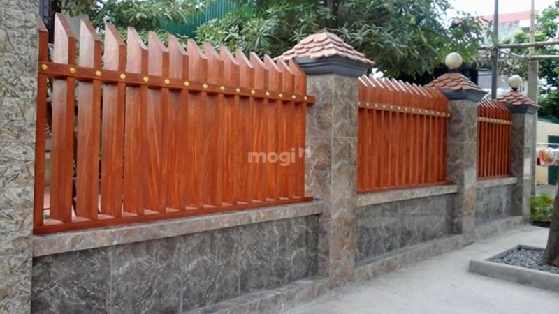 Hàng rào gỗ kết hợp với tường bê tông tạo sự vững chắc cho quán cafe