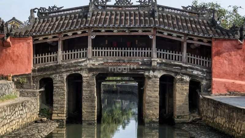 Chùa Cầu là địa danh nổi tiếng thu hút nhiều du khách tìm đến - Nguồn: Internet