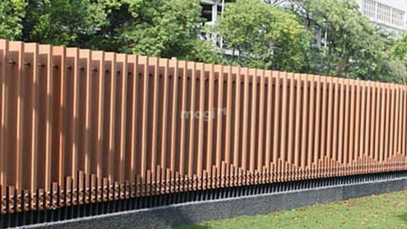 Hàng rào nhựa giả gỗ được sử dụng trong trang trí quán cafe