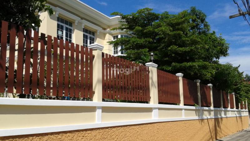 Hàng rào gỗ kết hợp với bê tông có độ bền theo thời gian