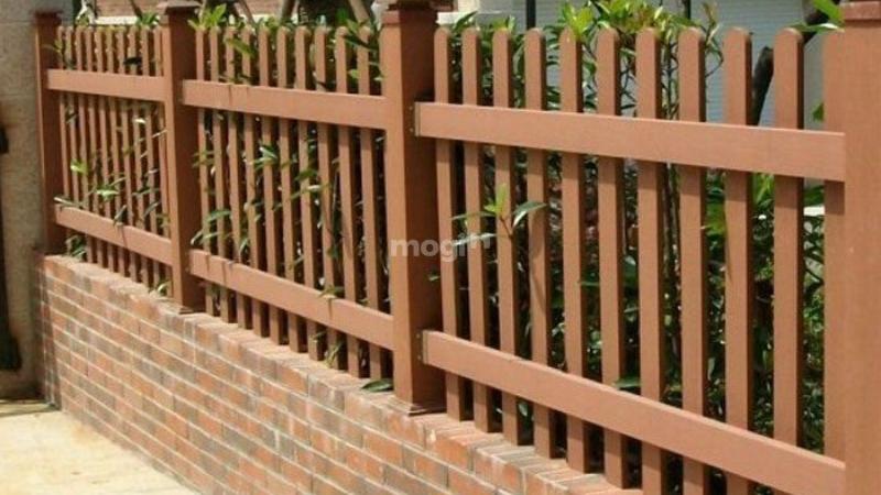 Hàng rào gỗ kết hợp tường gạch tạo không gian sang trọng