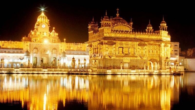 Đền Vàng ( Harmandir Sahib) là một trong những biểu tượng tâm linh quan trọng nhất của đạo Sikh