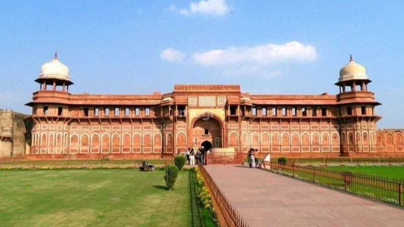 Pháo đài Đỏ Agra là một trong những công trình kiến trúc nổi tiếng nhất của Ấn Độ