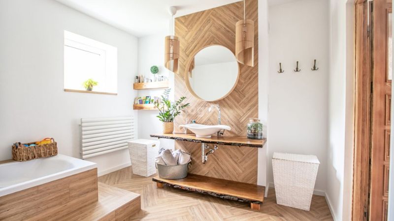 Tường gạch nhà tắm phong cách Scandinavian ốp màu trắng sáng kết hợp sàn gỗ tạo sự sang trọng