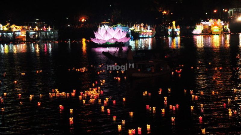 Khám phá các lễ hội nổi tiếng ở Huế - Lễ hội hoa đăng