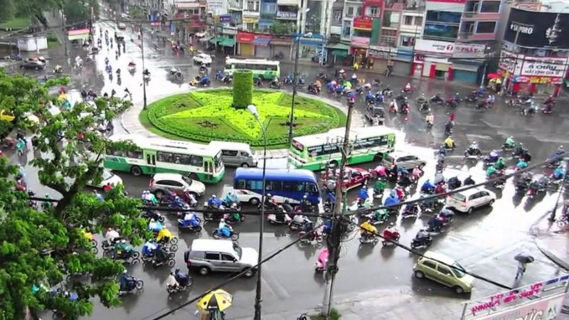 Hạ tầng giao thông quanh khu vực vòng xoay Dân Chủ