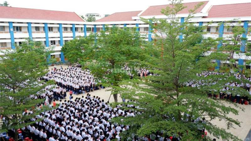 Trường học gần ngã ba Đông Quang