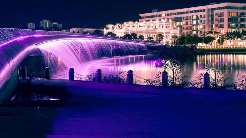 Cảnh tượng phun nước đa sắc màu tuyệt đẹp tại Cầu Ánh Sao - Nguồn: Internet