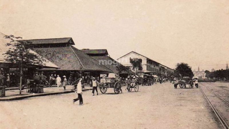 Chợ Bến Thành được xây dựng từ thế kỷ 17 gần sông Bến Nghé