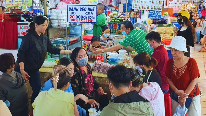 Giá đồ ăn và các mặt hàng bán tại chợ Bến Thành luôn cao hơn so với bên ngoài