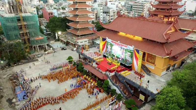 Khu vực sân rộng rãi giúp khách tham quan không còn lo lắng chùa Việt Nam Quốc Tự gửi xe ở đâu - Nguồn: Internet