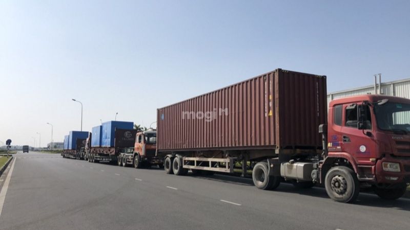 Các tuyến đường xung quanh ngã tư hiện đang có rất nhiều xe container cũng như các loại xe lớn di chuyển