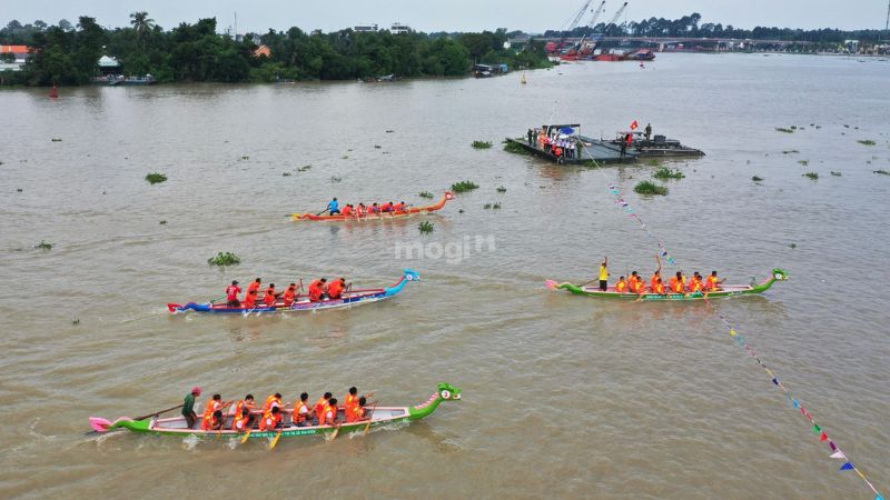 Giải đua thuyền truyền thống tại Bến Bạch Đằng Bình Dương