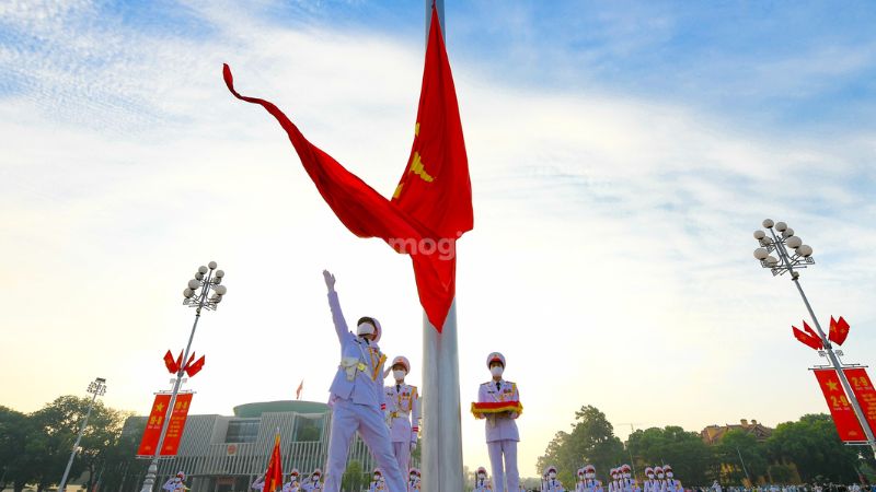 Tham dự lễ thượng cờ - hạ cờ tại lăng Chủ tịch Hồ Chí Minh