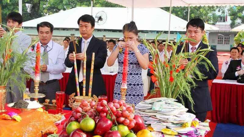 Đọc văn cầu khấn nhằm mong mọi việc diễn ra thuận lợi trong quá trình đổ mái - Nguồn: Internet