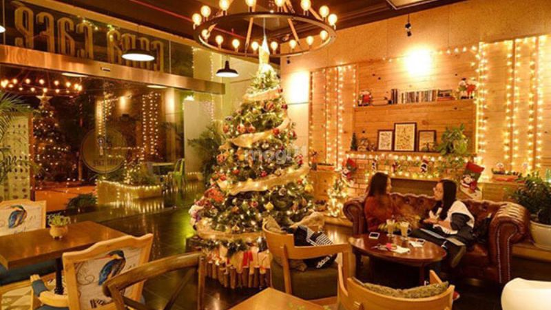 Trang trí noel cho quán cafe bằng dây đèn