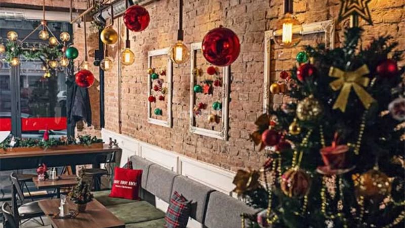 Trang trí noel cho quán cafe bằng quả châu