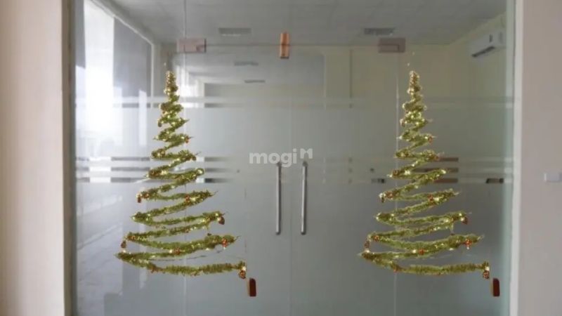 Trang trí cửa kính noel bằng dây kim tuyến