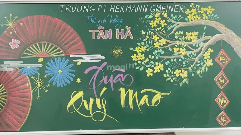 Bảng trang trí Tết với chủ đề "Xuân Quý Mão" nổi bật với cành mai vàng nở rộ