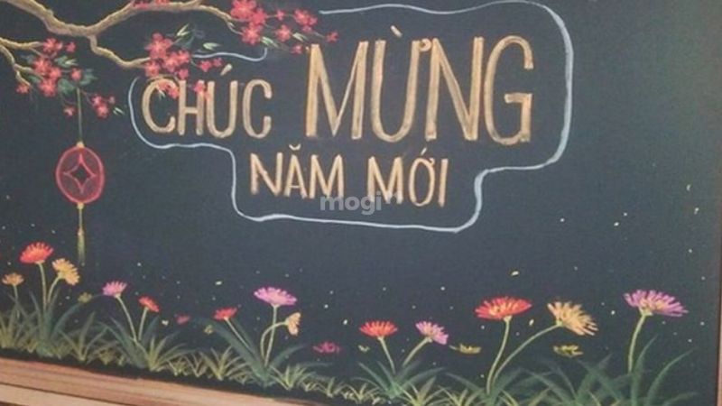 Sự kết hợp giữa hoa mai và hoa dại rực rỡ mang đến cảm giác mùa xuân tươi vui và đầy sức sống.