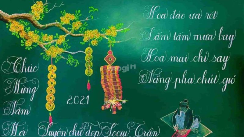 Bảng đen vẽ một cành mai nở rộ, những chùm pháo đỏ, câu đối Tết bằng chữ thư pháp mềm mại