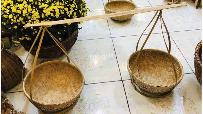 Quang gánh làm bằng tre dùng trang trí gian hàng Tết