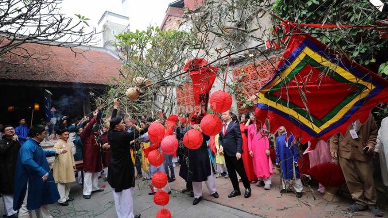 Trang trí sân khấu với cây nêu